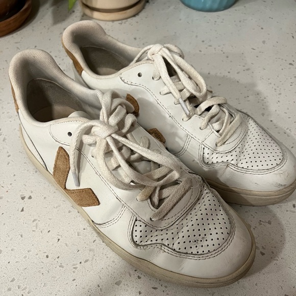 Veja camel V-10 sneakers size 40 - Picture 1 of 4